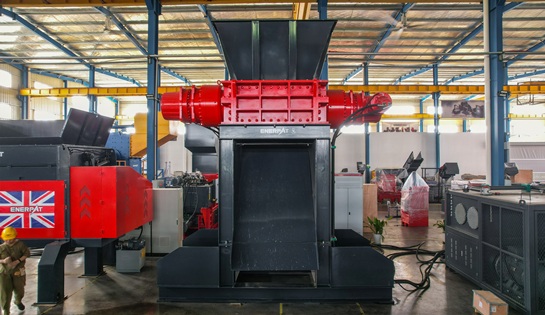 是什么重塑废旧汽车壳处理格局？恩派特双轴液压破碎机告诉你！