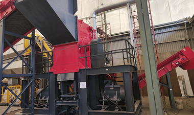 上海某资源再生公司定制新能源汽车壳破碎线客户现场