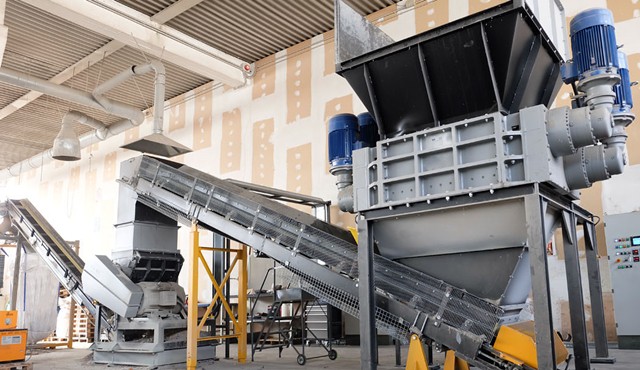 济南某资源再生公司定制断桥铝破碎处理设备案例